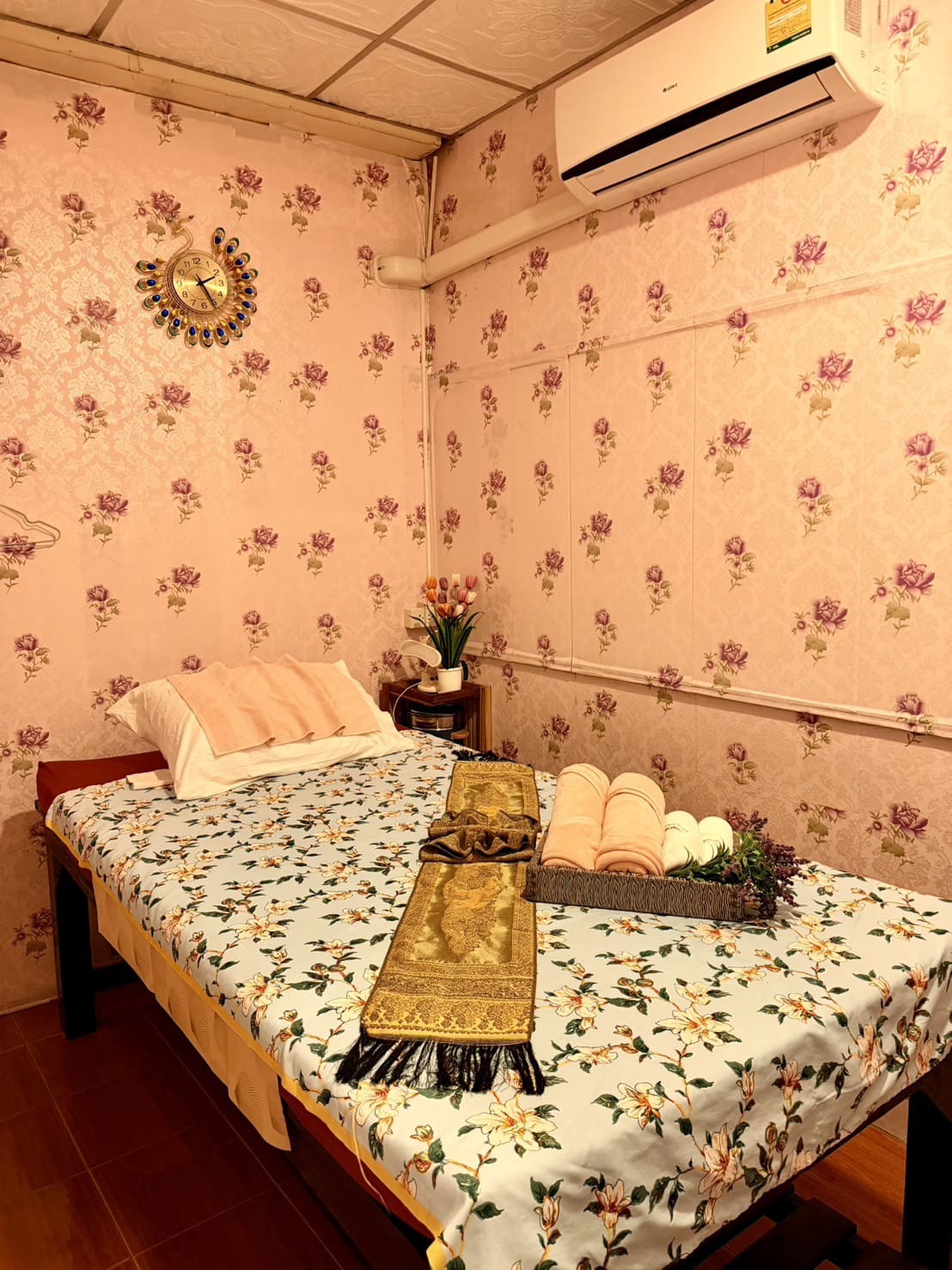 Massage room with clean linens